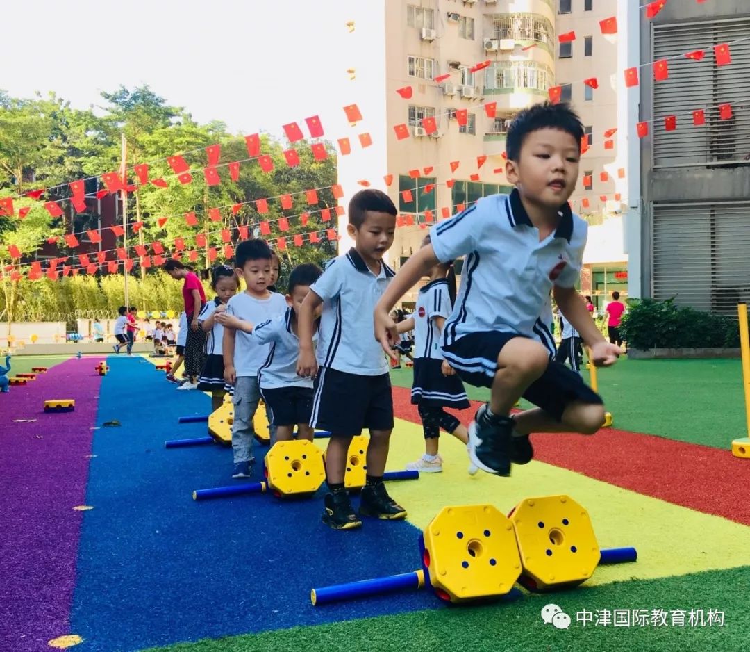 我园关注幼儿体能,运动方舟体能课程的多元式玩法受到孩子们的追捧