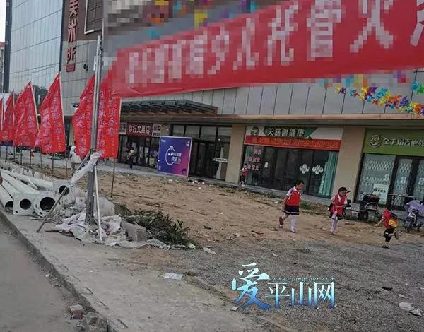 网友反映:西城华府与市民广场中间有段小路,是南贾壁小学学生上学