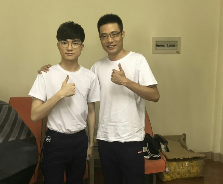 余小c挡住faker假装自己操作,大司马也做过,现在已经凉了