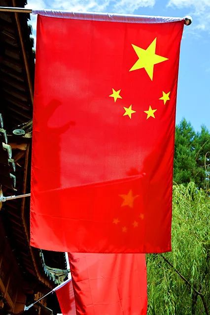 全接触关注火了丽江古城里的五星红旗上央视啦