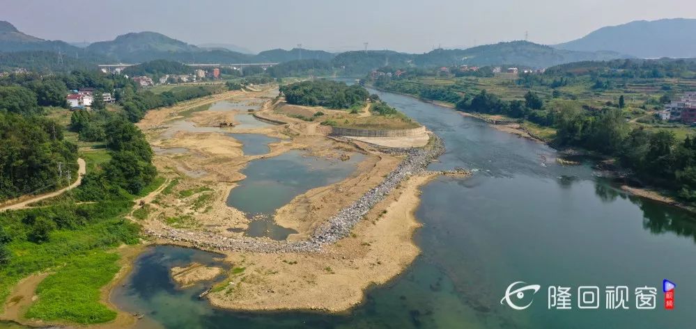 下游往上游俯瞰,整个岛一半处于黄沙裸露中,岛对面为清澈见底的河水