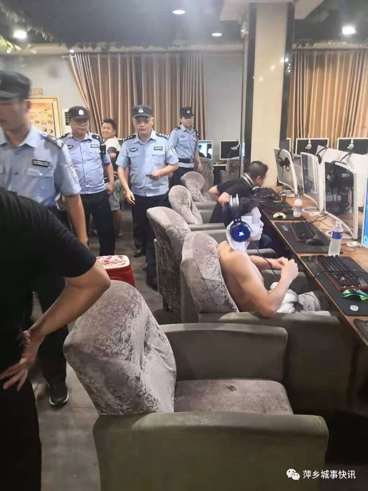 萍乡网吧抓了两名吸毒人员