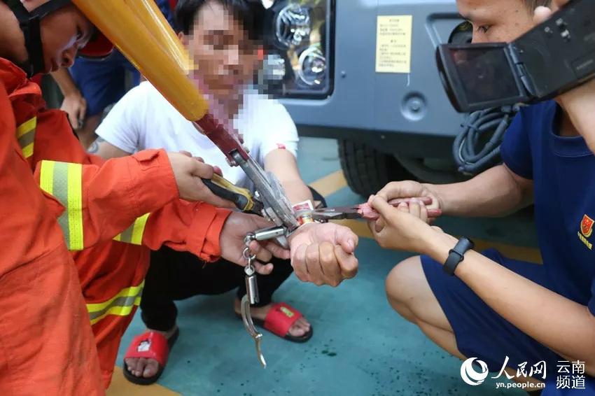 "喂!119,我是110 手铐打不开了"