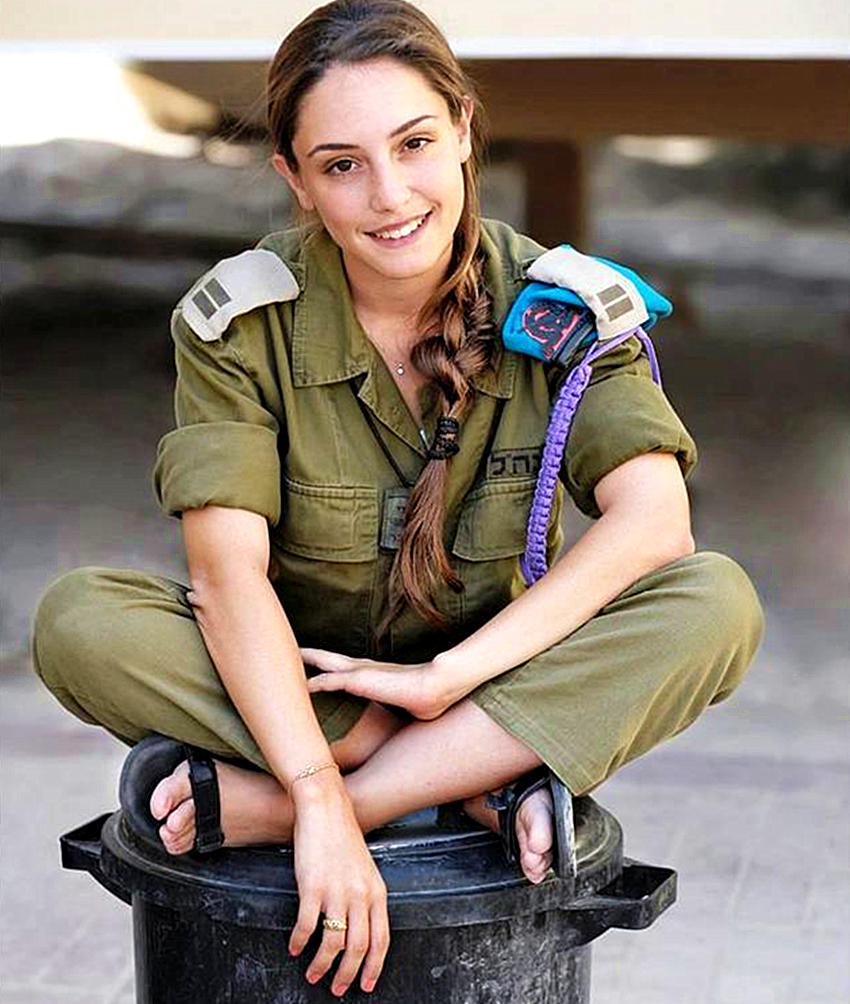 军事丨以色列街头女兵,一但有任务时,立刻奔向战场