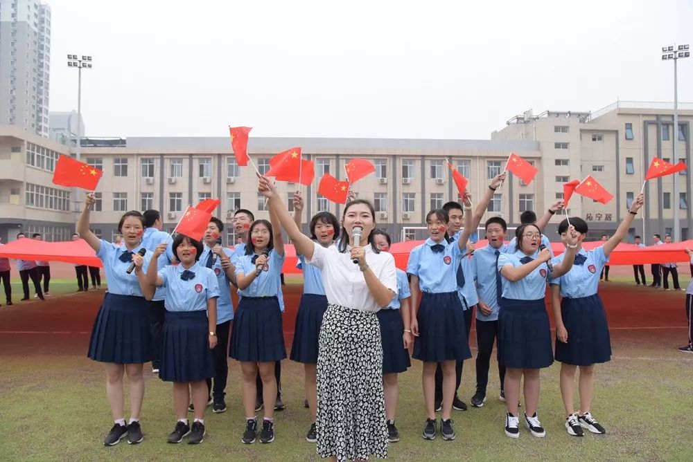 你的名字比我生命更重要巨幅国旗在石家庄二中教育集团传递