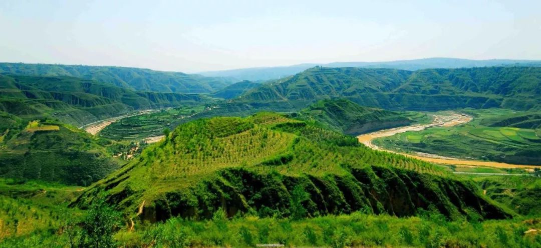 坚持人与自然和谐共生的基本方略,树立和践行绿水青山就是金山银山的