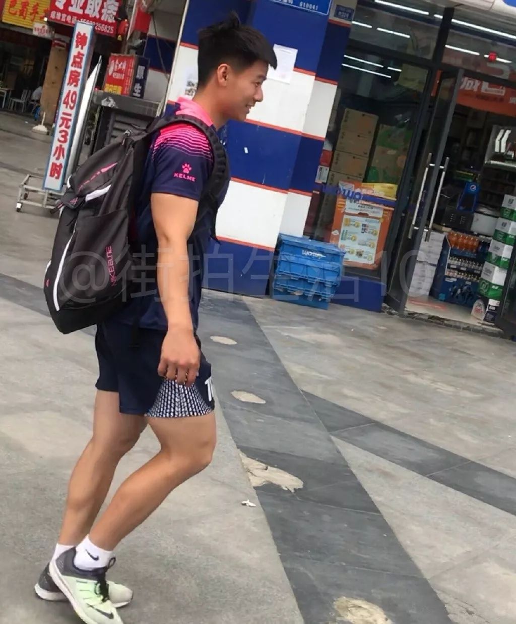 街拍摄影师走进了体校,发现男孩子们个个都是大胸翘臀