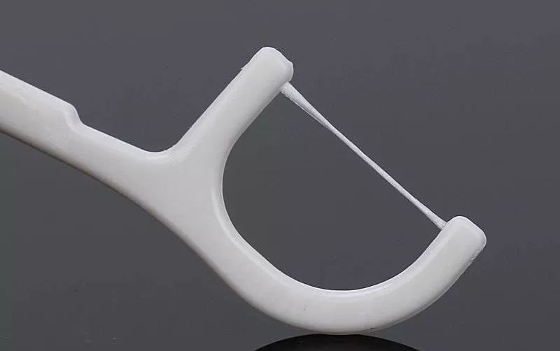 如何使用牙线清洁牙齿的方法视频 e717292a441348658582073d537190de.jpeg