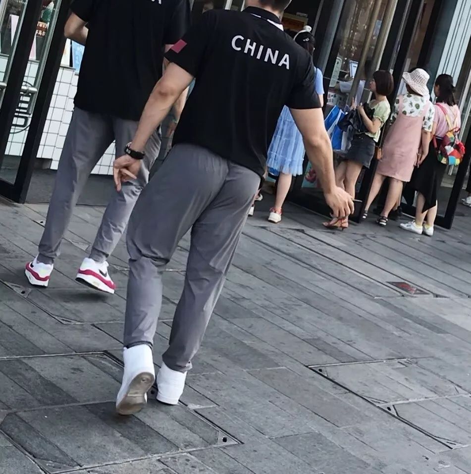 街拍摄影师走进了体校,发现男孩子们个个都是大胸翘臀