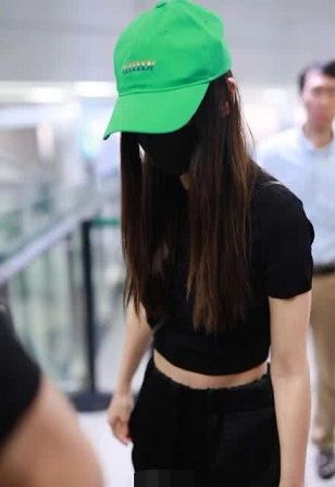 黄晓明杨颖现身机场被拍，黄晓明一个动作耐人寻味，杨颖帽子亮了