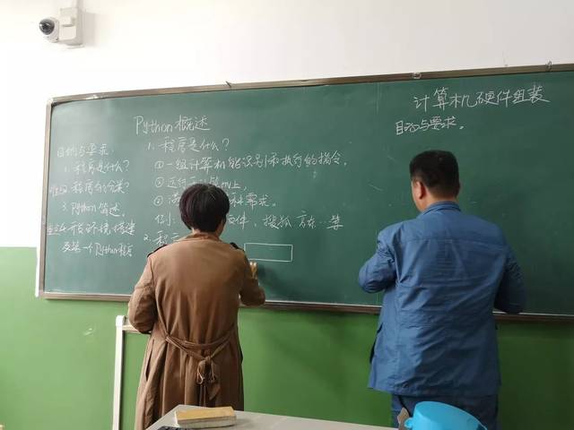 计算机工程学院举办教职工粉笔板书比赛