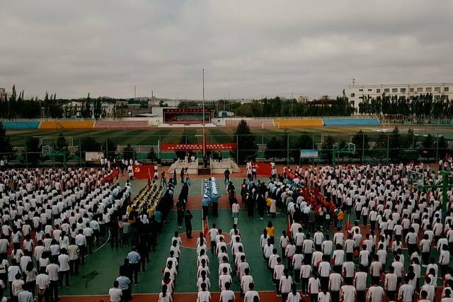 青行动嘉峪关团市委在市第六中学开展我与祖国共奋进国旗下的演讲特别