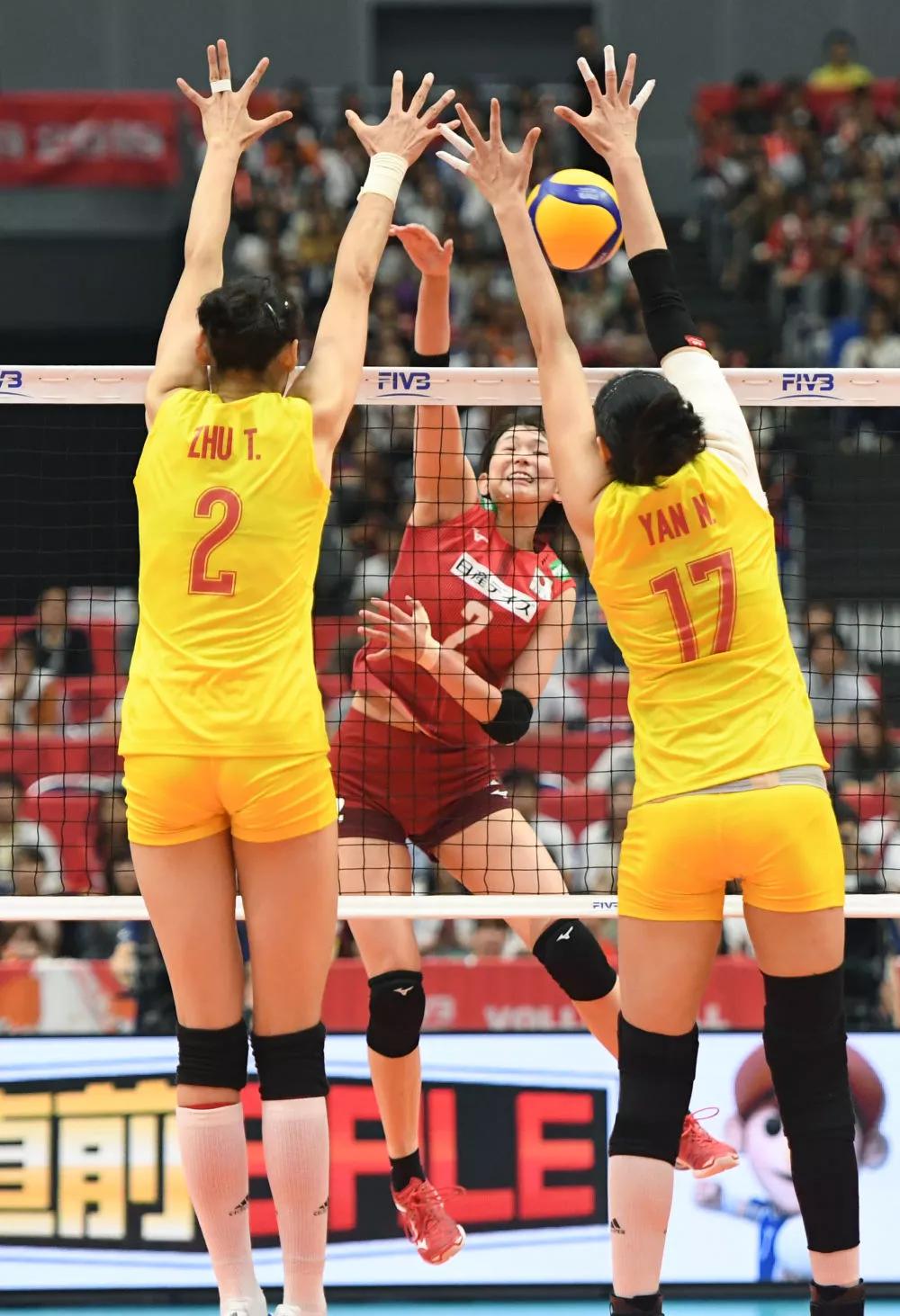 9月19日,中国队球员朱婷(左)和闫妮(右)在比赛中拦网.