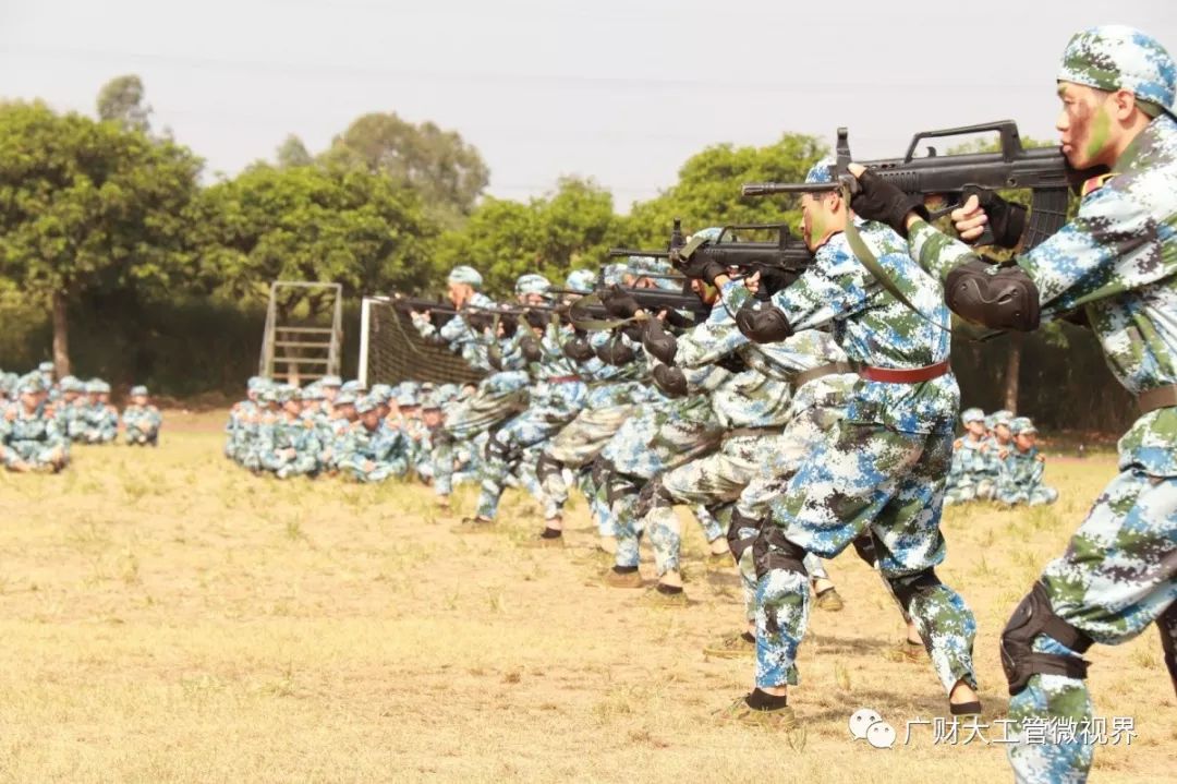 军训结营龙腾虎跃秋风劲又是沙场点兵时