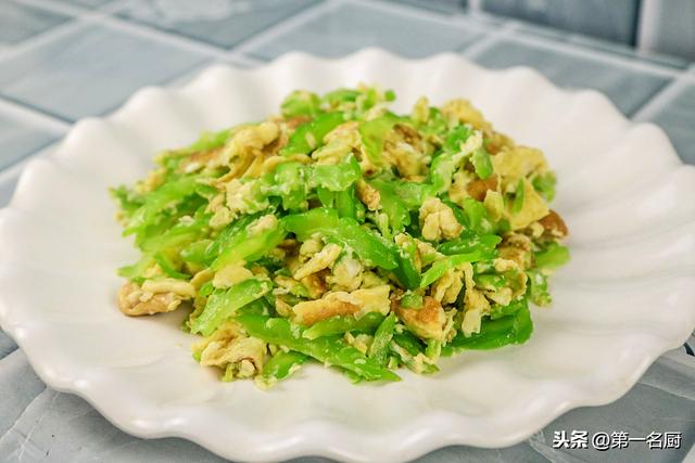 这才是苦瓜炒鸡蛋的家常做法鸡蛋滑嫩苦瓜清香下饭特别棒