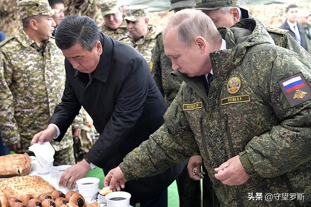 演习场上俄军总长讲了一个部队司务长的段子把普京给逗乐了
