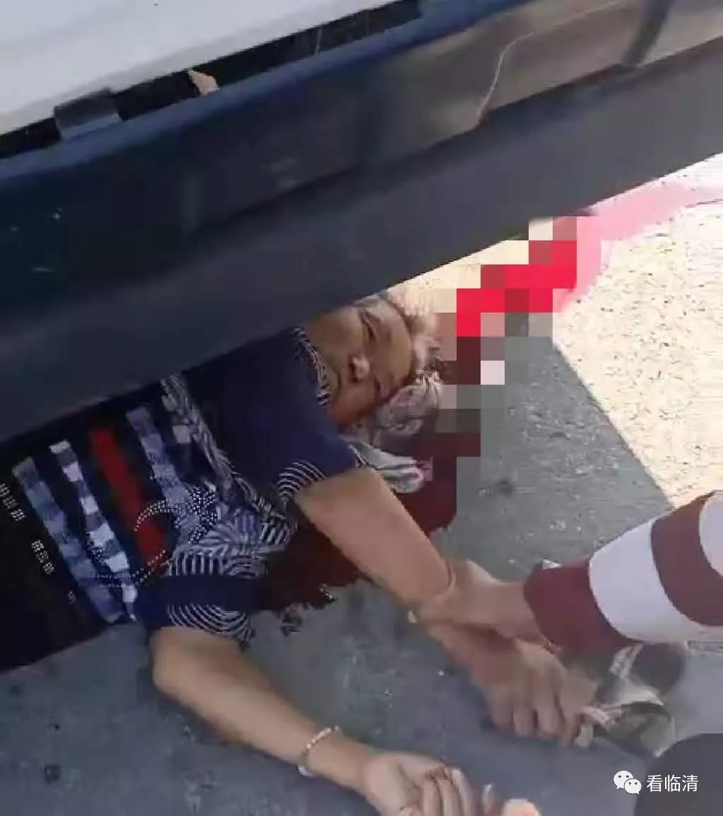 临清这里发生一起车祸,现场.