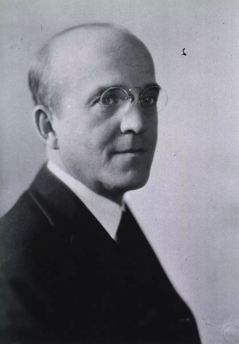 加拿大裔美国医生和医学研究员oswald avery下面我们总结一下,肺炎