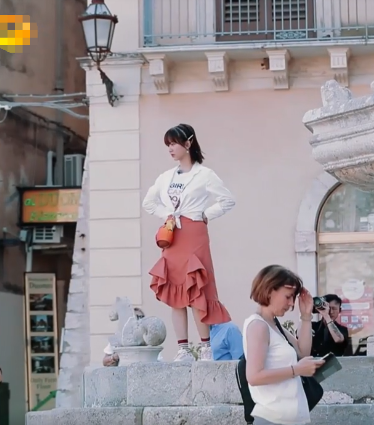 精灵|原创杨紫带火一款“枫叶裙”，超显腿白，网友：像极了秋天精灵！