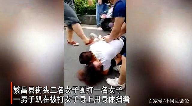 男流氓扒女生内衣图片_女生内衣(3)