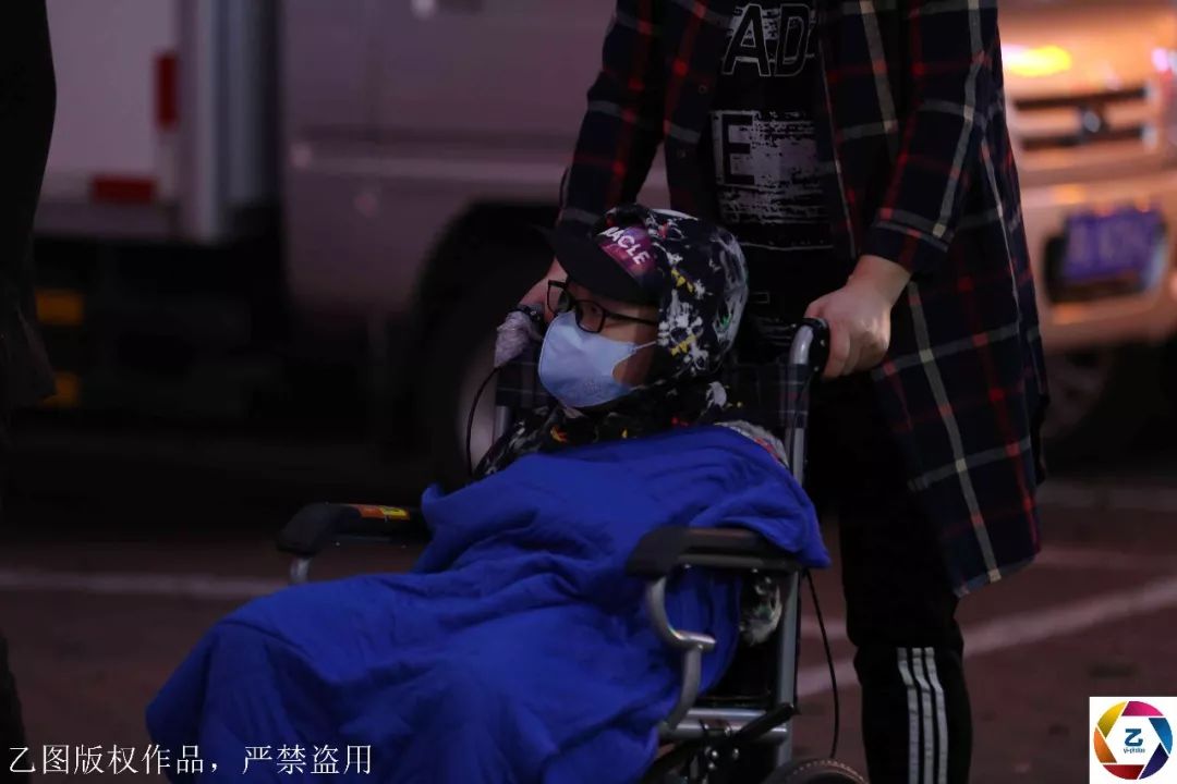 乙图@原创男童得知爸妈要卖房给他治病，哭求爸爸别卖：房子卖了，家就没了