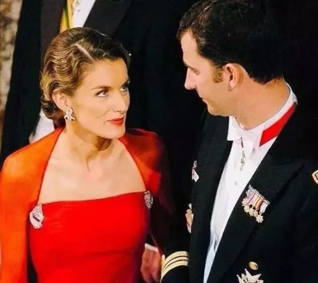 看完西班牙平民王后惊艳绝伦的气质,突然懂了