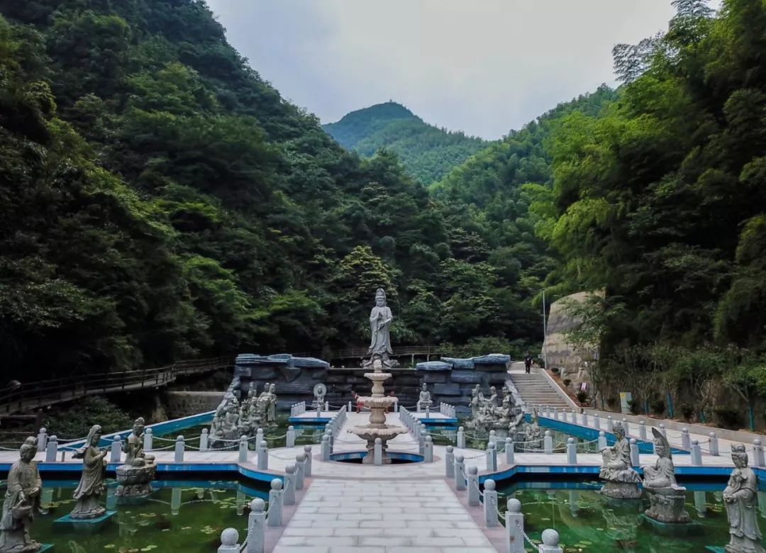 灵溪山风景区灵溪山风景区位于被誉为"中国第一竹乡,白茶之乡"的安吉