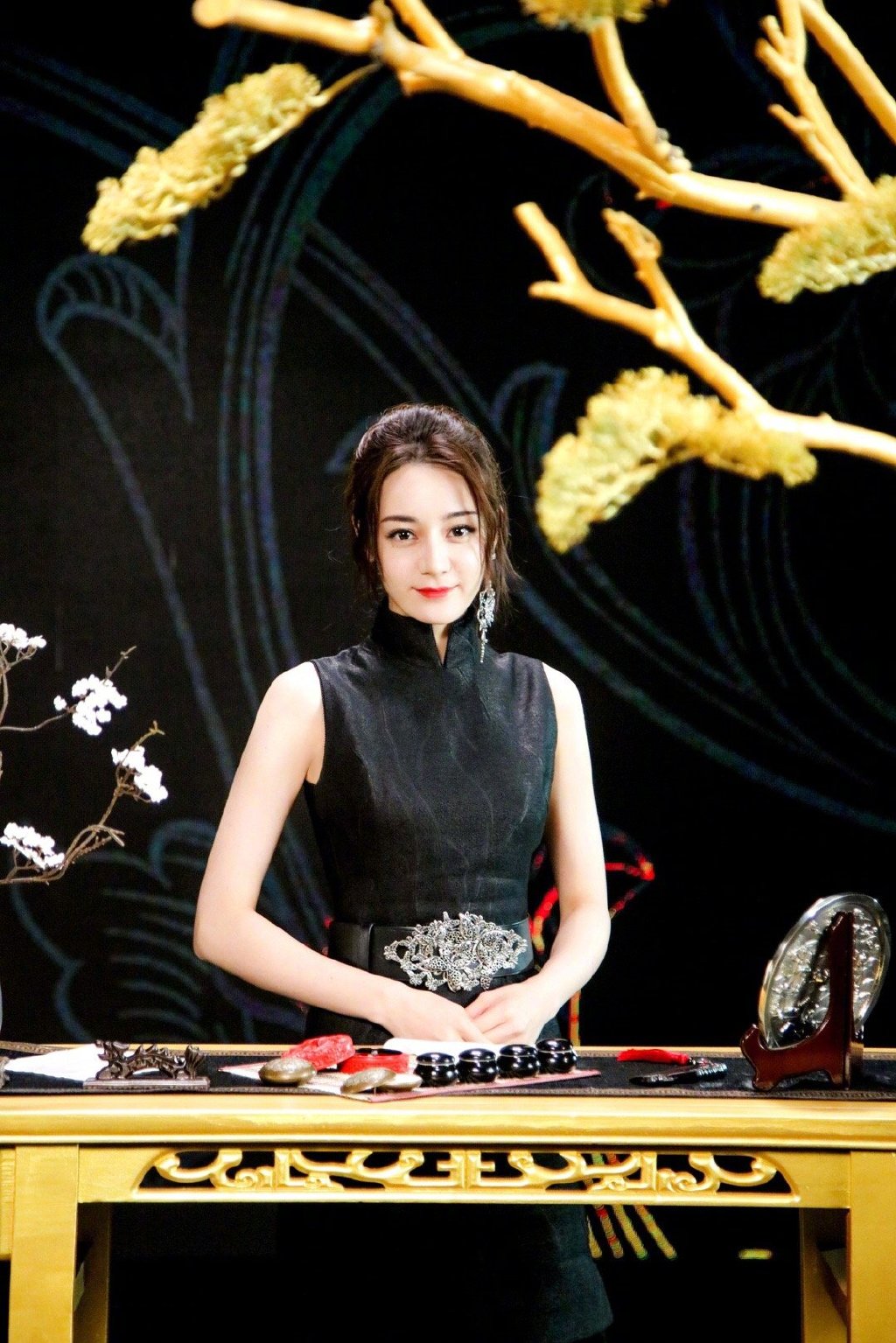 原创迪丽热巴穿黑色旗袍,单边大耳坠高贵抢镜,国色天香宛如画中人!