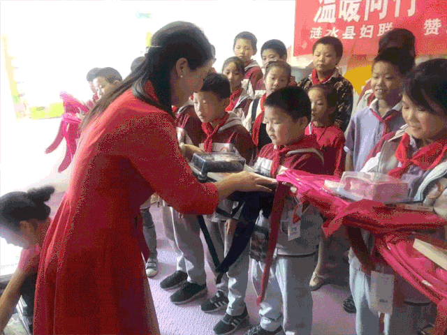 手牵手 · 心连心 · 温暖童心益起行