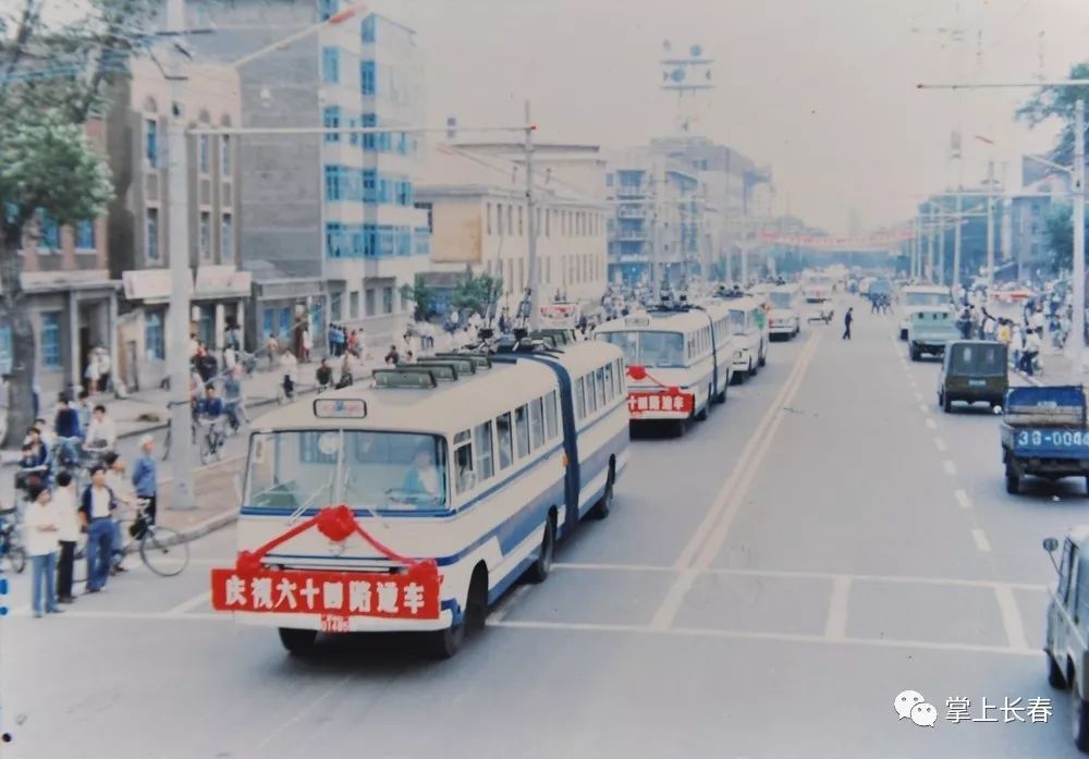 1986年,63路无轨电车在上海起运.