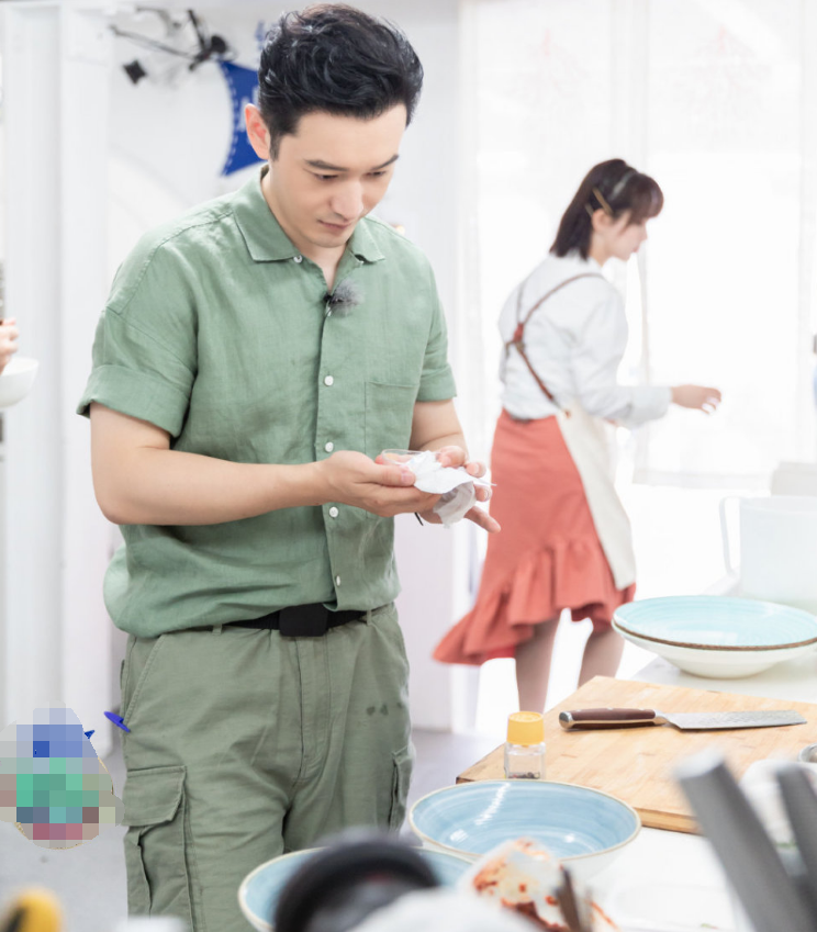 精灵|原创杨紫带火一款“枫叶裙”，超显腿白，网友：像极了秋天精灵！