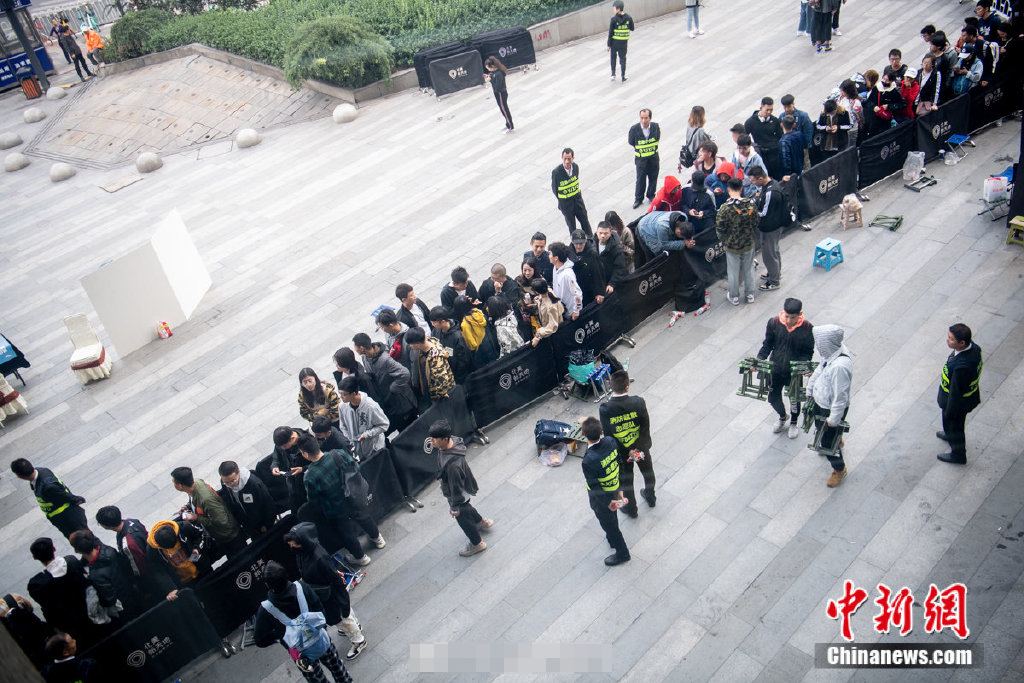 一号难求!太原年轻人凌晨排长队,只为买双鞋