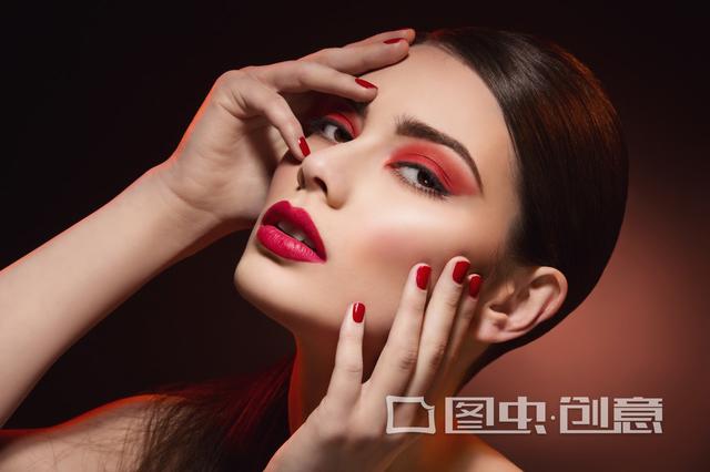 怎样涂口红好看又自然 5069c3cfbe904d91af26e0064e643955.jpeg