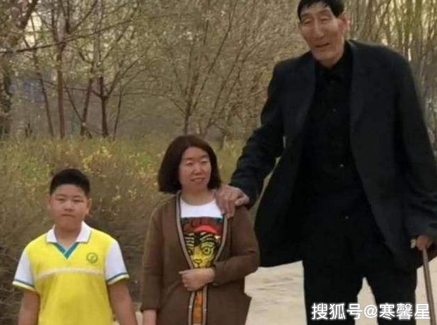 「寒馨星」中国第一巨人不顾医生反对，非要和妻子生娃，10年后现状如何？