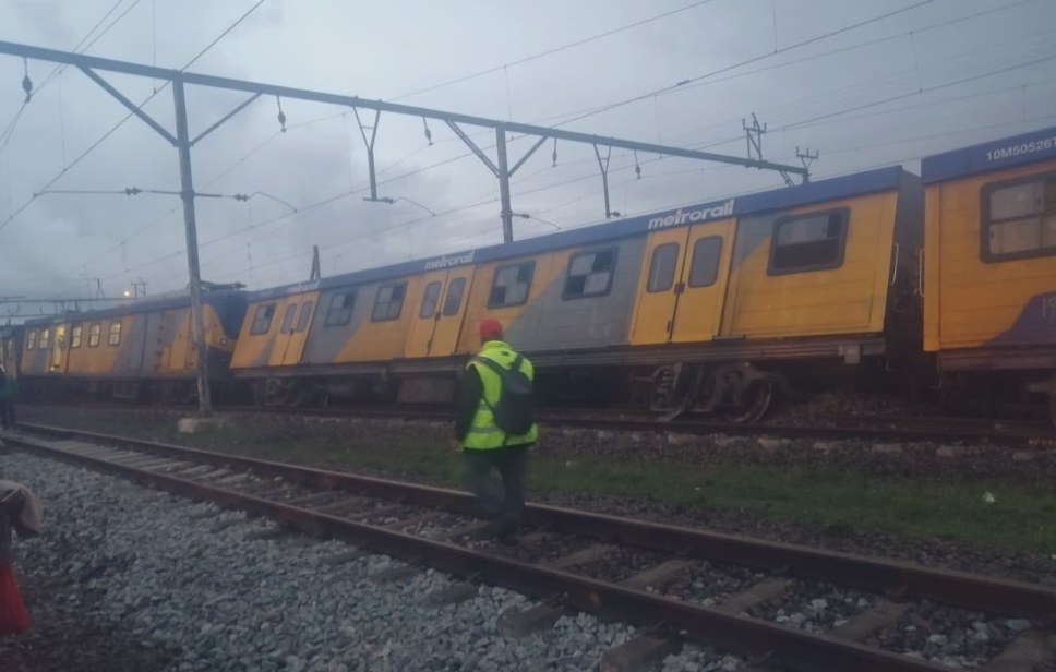 惊险！南非开普敦一火车三节车厢发生出轨侧偏事故