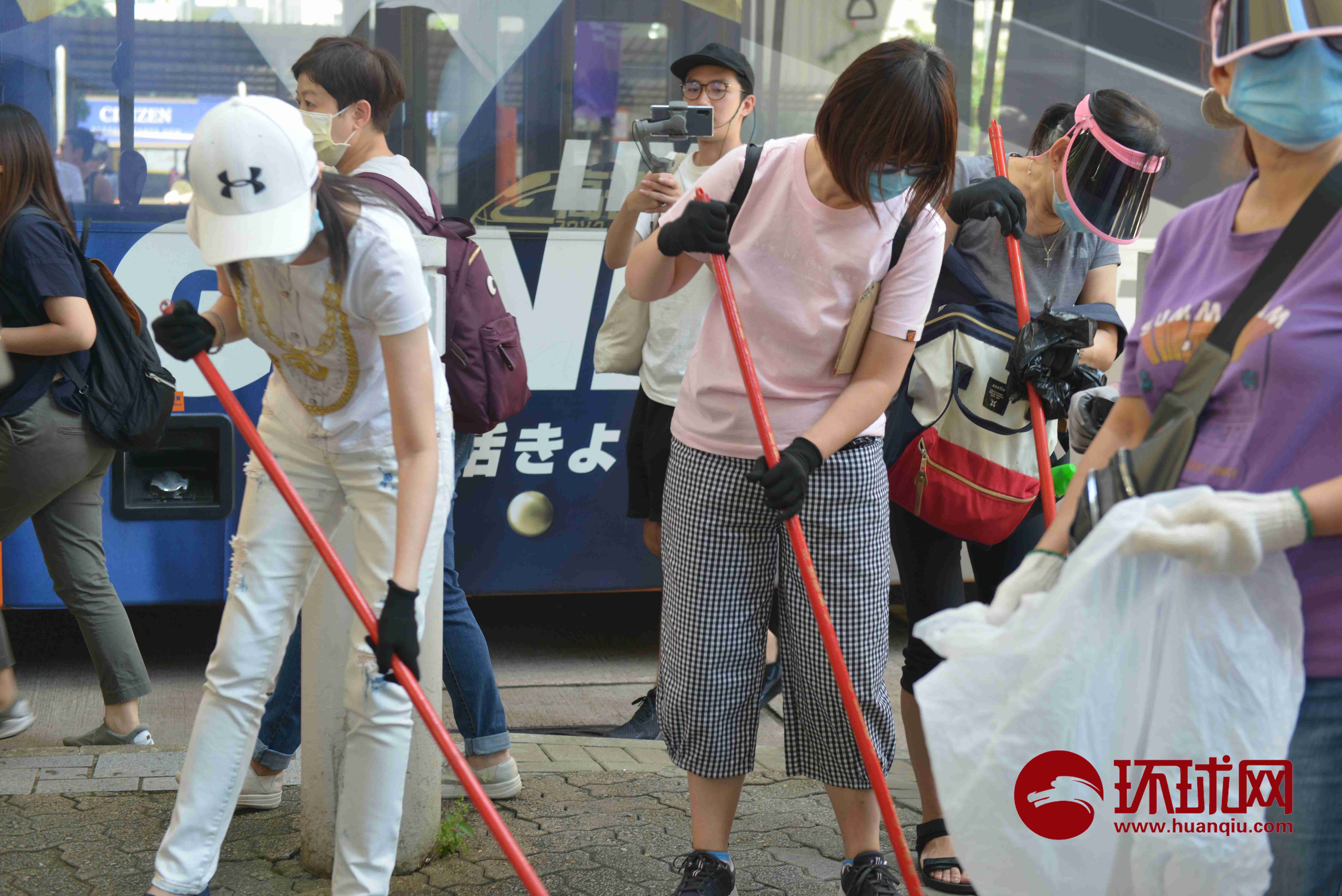 “全港清洁日”!香港市民自发清理反对派标语、海报等垃圾