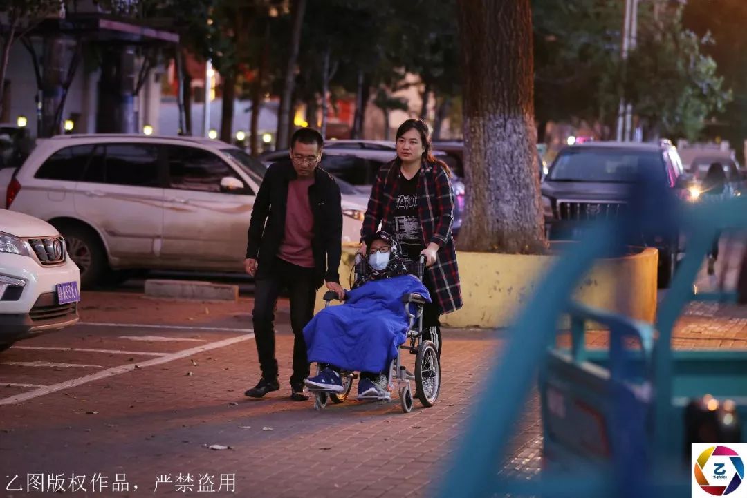 乙图@原创男童得知爸妈要卖房给他治病，哭求爸爸别卖：房子卖了，家就没了