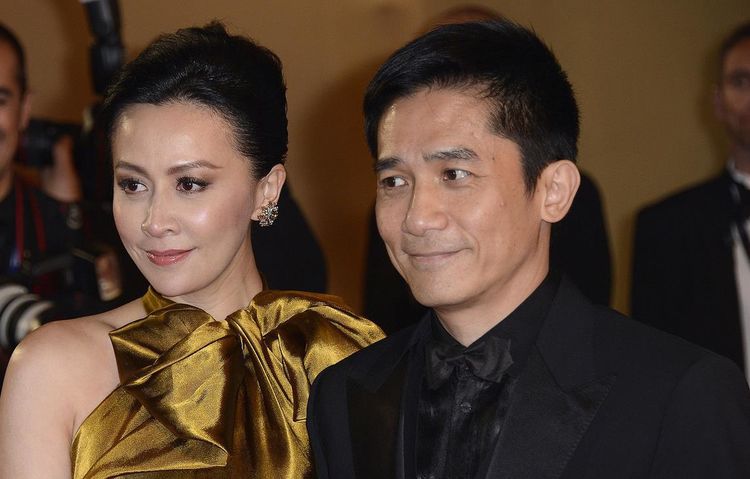 梁朝伟夜会美女疑有情况,刘嘉玲晒沙滩美照心情好,网友:心真大