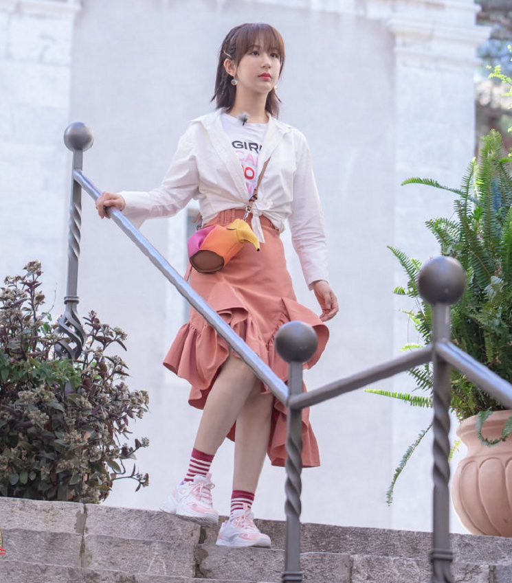 精灵|原创杨紫带火一款“枫叶裙”，超显腿白，网友：像极了秋天精灵！