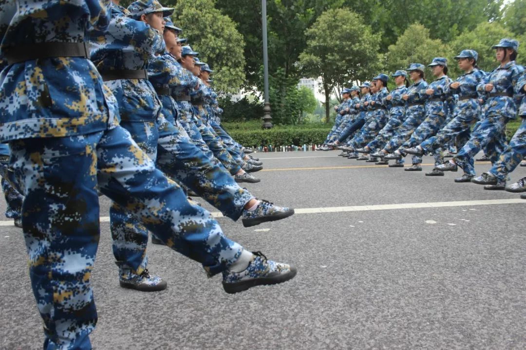 敢于挑战自我 踢正步"先出右手左脚,再出左脚右手"那个同学腿抬