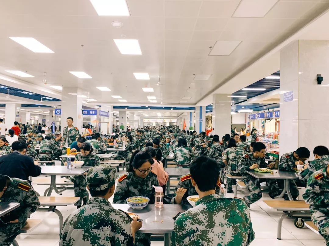 西安邮电大学旭日餐厅 图为正逢新生军训,一到饭点就能看到乌泱泱的