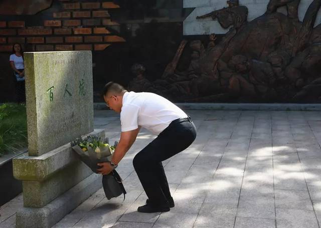 一行人首先来到独山港镇衙前磨子桥"百人坑"遗址,缅怀先烈和死难同胞