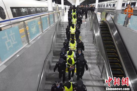 甘肃警方跨省抓获13名套路贷嫌犯涉案受害人3900余名