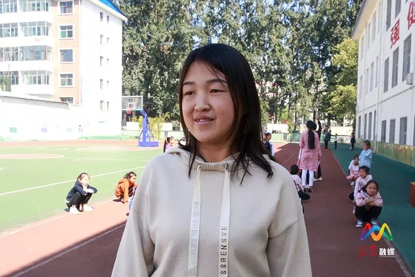 学生家长屈倩娜说"开展校内课后服务真是个好举措,是惠民利民的好