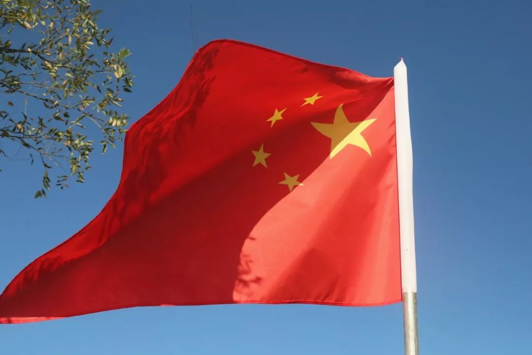 五星红旗迎风飘扬, 嘉峪关街头随处可见"中国红"!