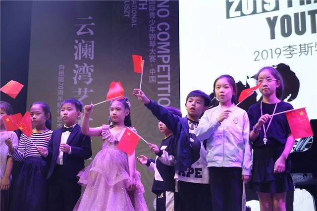我和我的祖国国外演唱 8e49b670a8c249a2a6914d65a4a12eb8.jpeg
