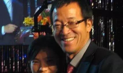 他参加3次高考才被录取追25个姑娘均被拒绝如今身价上百亿