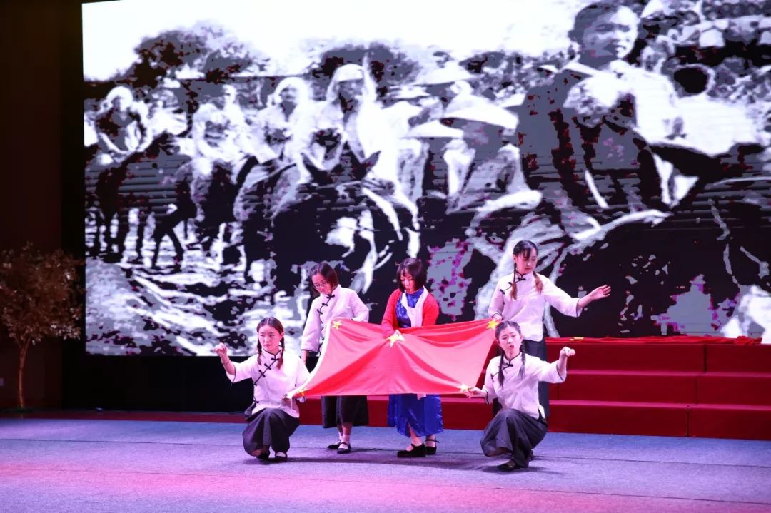 湖滨中心带来歌舞情景剧《绣红旗》,瞬间把我们带入了无数革命先烈们