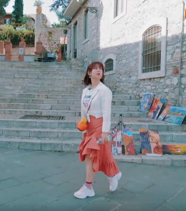 精灵|原创杨紫带火一款“枫叶裙”，超显腿白，网友：像极了秋天精灵！