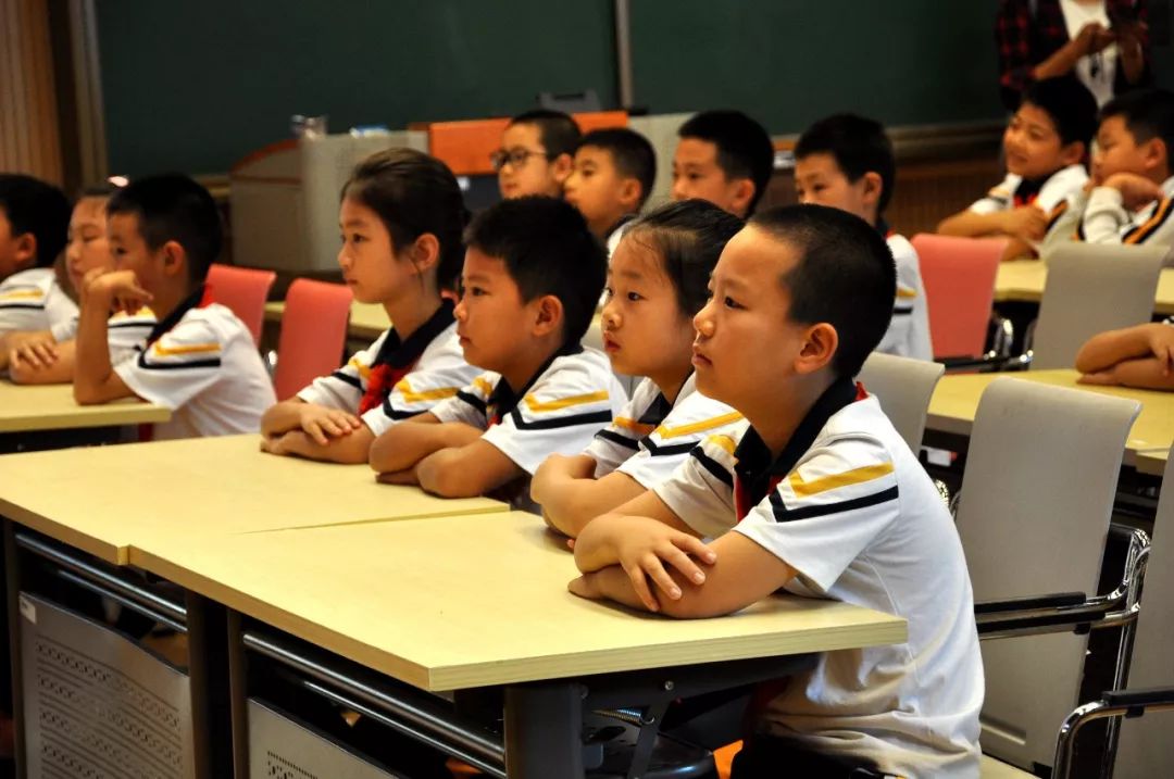 【小学生们聚精会神听课】